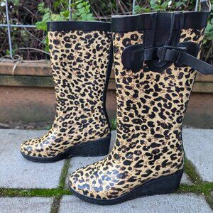 Quirky capellis leopard print rain boots with wedge heel. Size 6